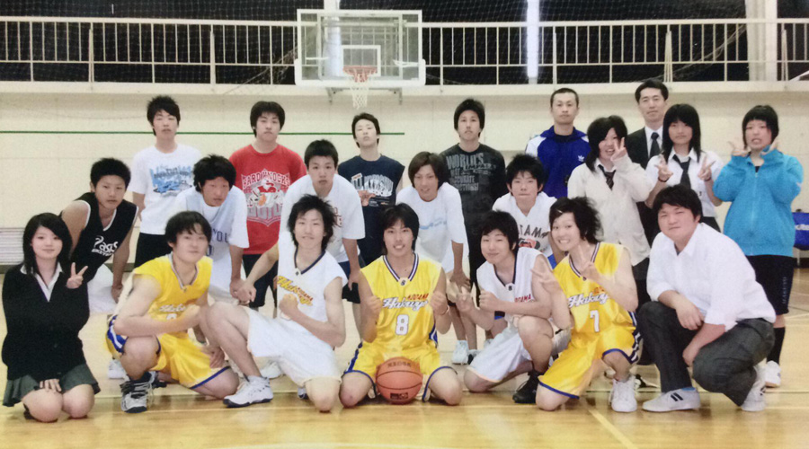 バスケットボール部のチームメートとの集合写真