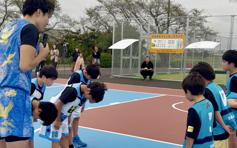 試合前の挨拶をする選手