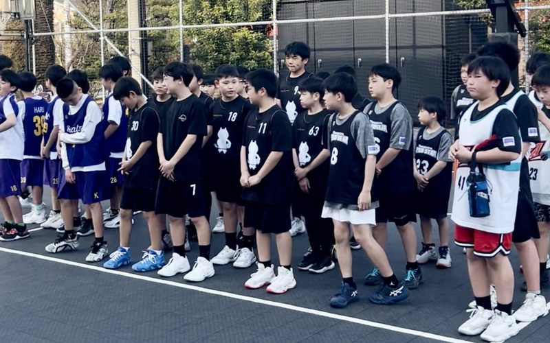 整列する飯島康夫3x3バスケットボール大会に出場する選手達