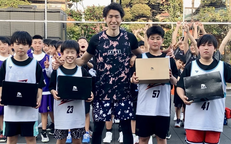 商品をゲットした選手とYASUOJAPAN代表の飯島康夫