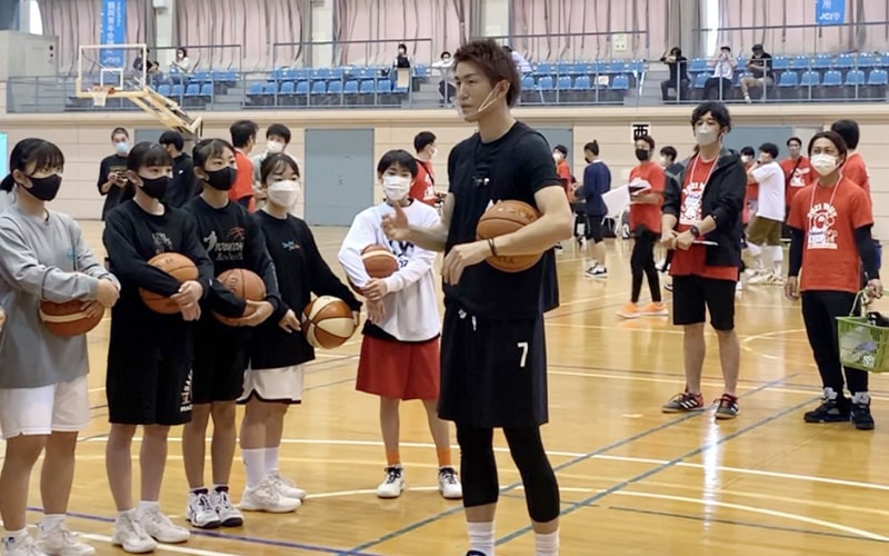 バスケットボール交流会の参加者に説明する飯島康夫