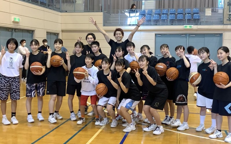 バスケットボール交流会の参加者と一緒に撮影する飯島康夫